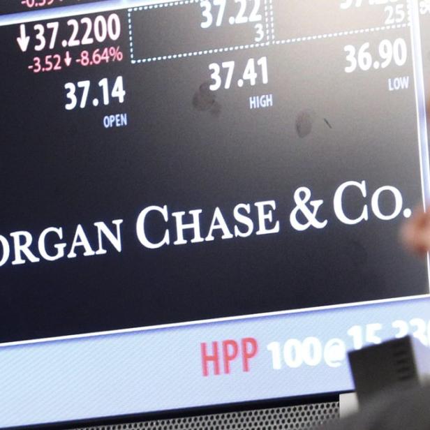 Ein Mann betrachtet einen Bildschirm mit Börseninformationen von JPMorgan Chase & Co..