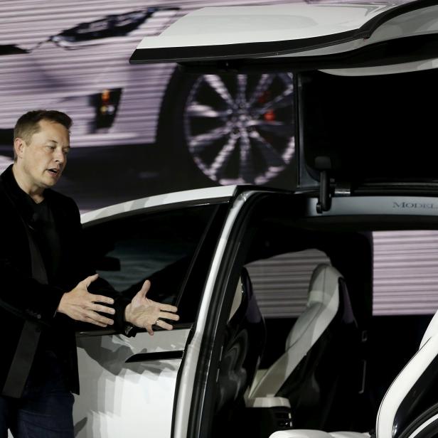 FILE PHOTO: FILE PHOTO: Tesla Motors CEO Elon Musk introduces the falcon wing door on the Model X electric sports-utility vehicles during a presentation in Fremont