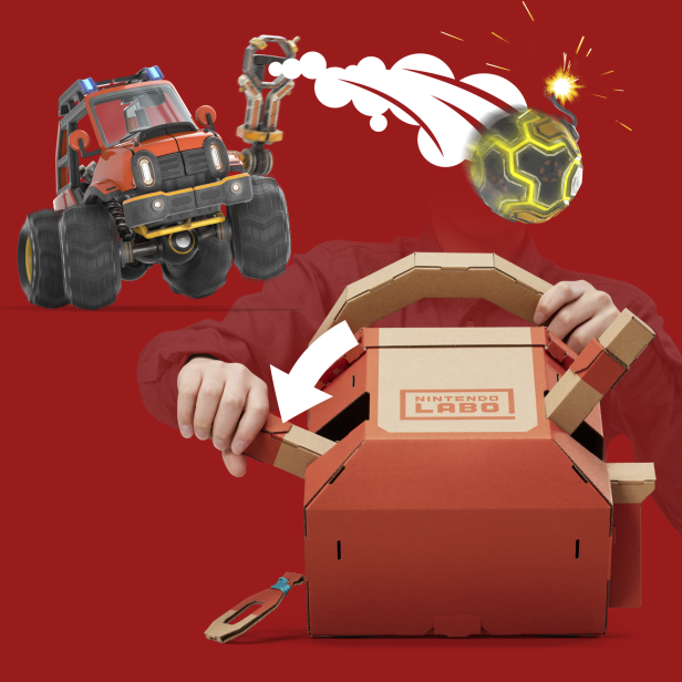 Ein Nintendo Labo-Fahrzeug steuert einen Monstertruck, der eine Bombe abfeuert.