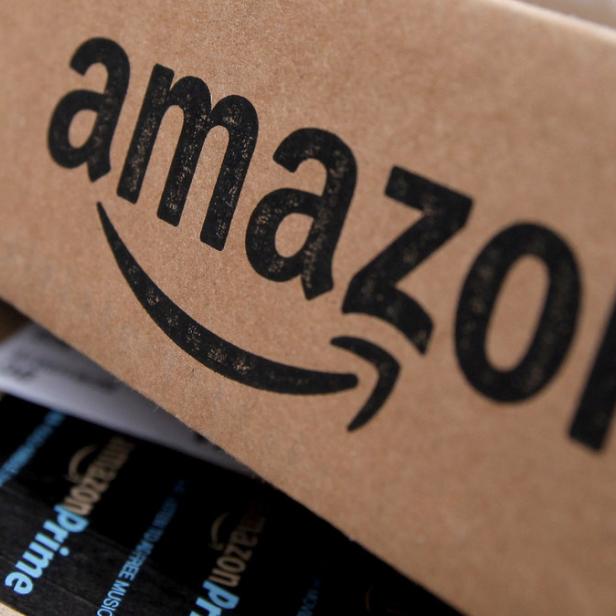 Nahaufnahme eines Amazon-Pakets mit dem Amazon-Logo.