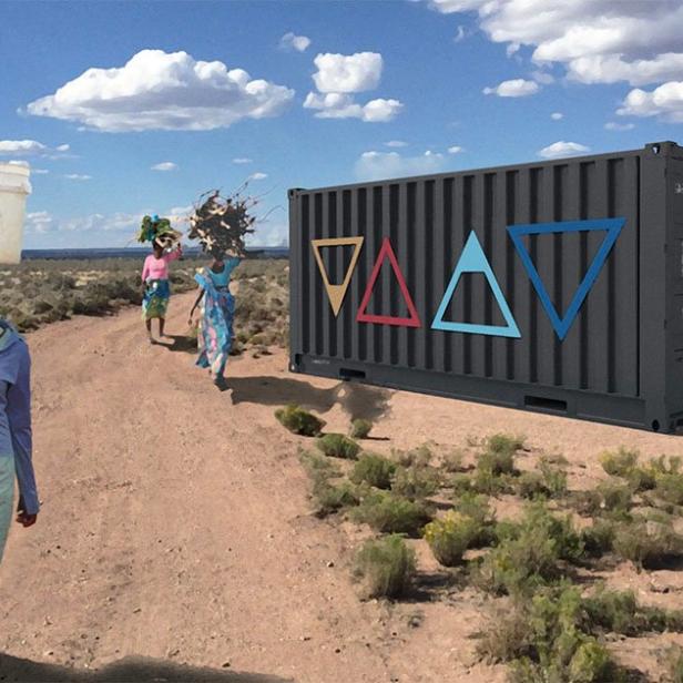Frauen und Kinder tragen Wasserbehälter auf dem Kopf neben einem Container mit farbigen Dreiecken.