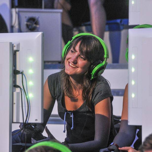 Aus dem Pressebild-Fundus der Gamescom: Keine Ahnung wer diese sympathische Frau ist, aber ihr Lachen, eine Mischung aus Freude und &quot;warum tue ich mir den Sch**** eigentlich an&quot;, spiegelt in etwa meine Vorfreude auf die Gamescom wider