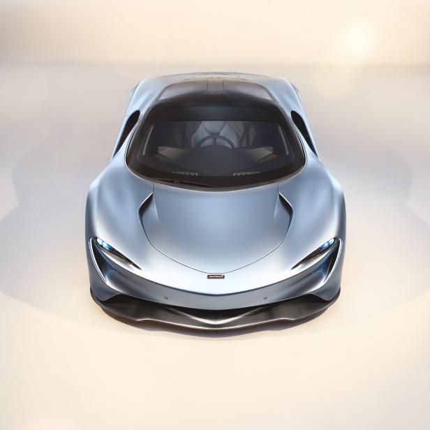 Ein silberner McLaren Sportwagen von vorne auf hellem Hintergrund.