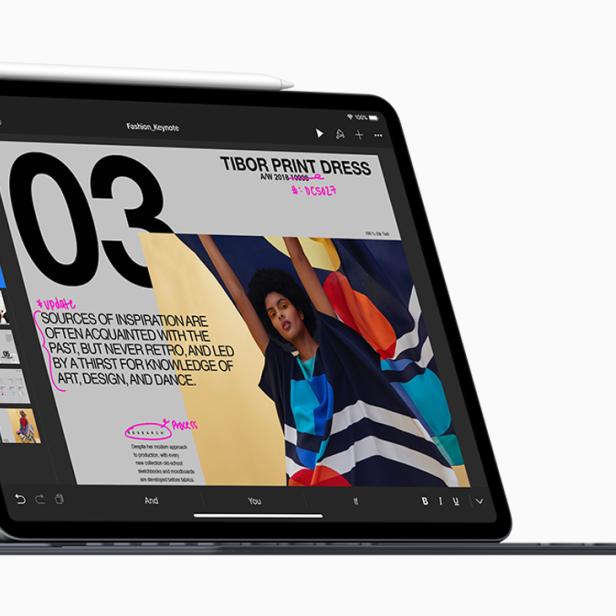 Ein iPad Pro mit einem Keynote-Projekt über ein „Tibor Print Dress“.