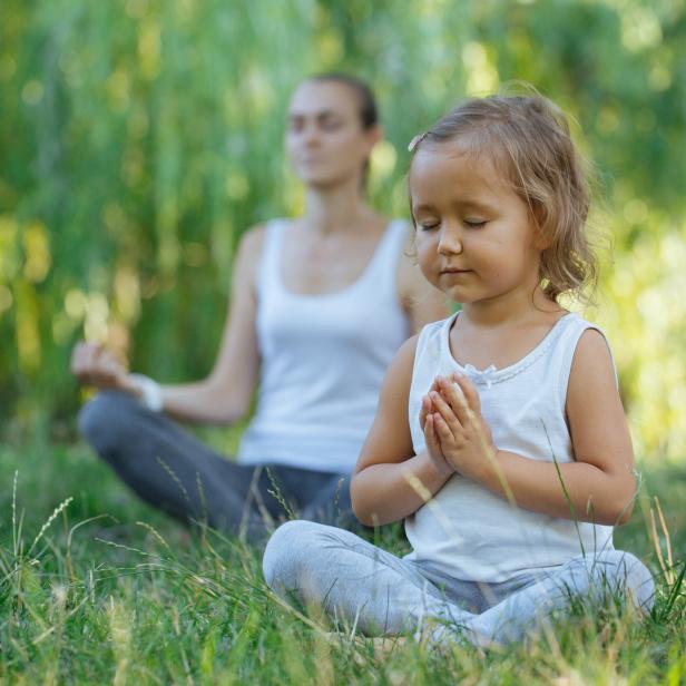 Ein Kind macht Yoga.