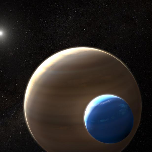 Ein großer, beiger Planet und ein kleinerer, blauer Planet vor einem Sternenhintergrund.