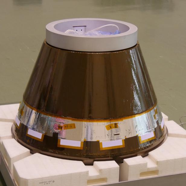 Ein konisches Raumfahrzeugteil steht auf einer weißen Schaumstoffbasis.