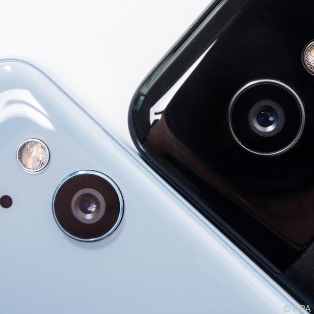 Auch das Pixel 2 (li.) und das Pixel 2 XL bekommen den "Nachtsicht"-Modus