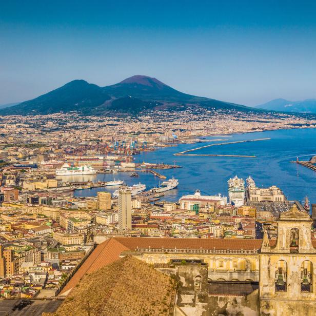 Die Stadt Neapel mit dem Vesuv bei Sonnenuntergang, Kampanien, Italien.