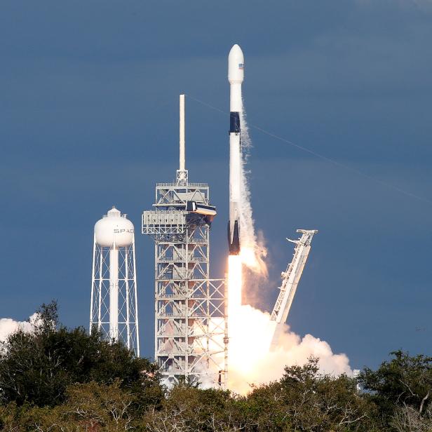 Eine SpaceX Falcon 9 Rakete startet mit einem katarischen Kommunikationssatelliten.