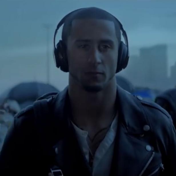 Football-Profis wie Colin Kaepernick (San Francisco 49ers) werben für Beats by Dr. Dre. Auf dem Spielfeld ist ihnen das aber nun verboten.