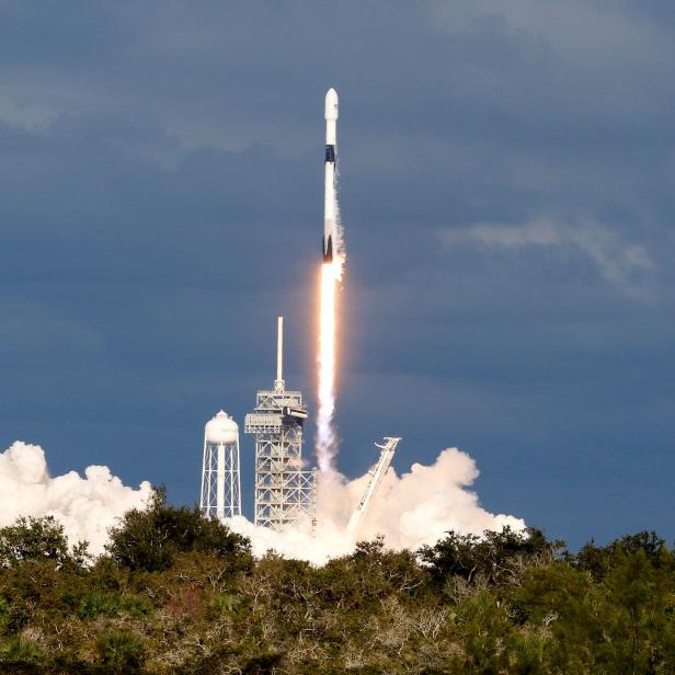 Eine SpaceX Falcon 9 Rakete startet und transportiert einen katarischen Kommunikationssatelliten.