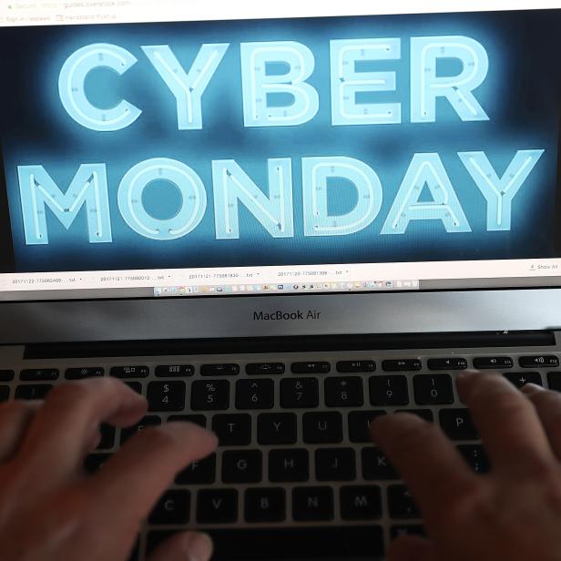 US-ONLINE-RETAILERS-OFFER-HOLIDAY-SALES-ON-"CYBER-MONDAY"