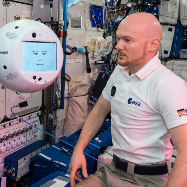 Der deutsche Astronaut Alexander Gerst mit CIMON auf der Internationalen Raumstation