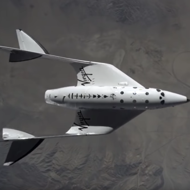Das Raumschiff „Virgin SpaceShip Unity“ über der Erdoberfläche.