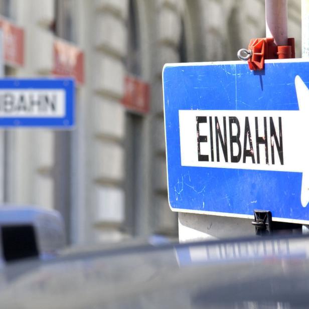 Ein blaues Verkehrsschild mit der Aufschrift „Einbahn“ und einem Pfeil nach rechts.