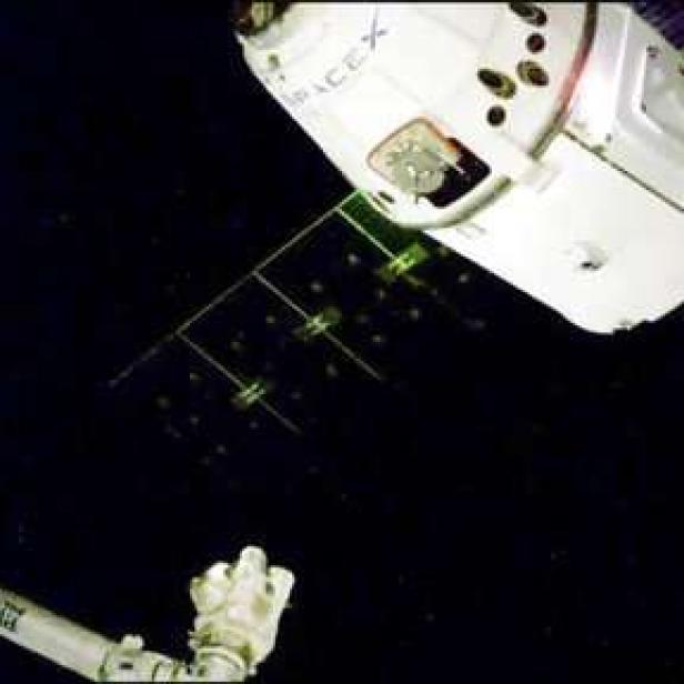 Eine SpaceX Dragon-Kapsel dockt an der Internationalen Raumstation an.