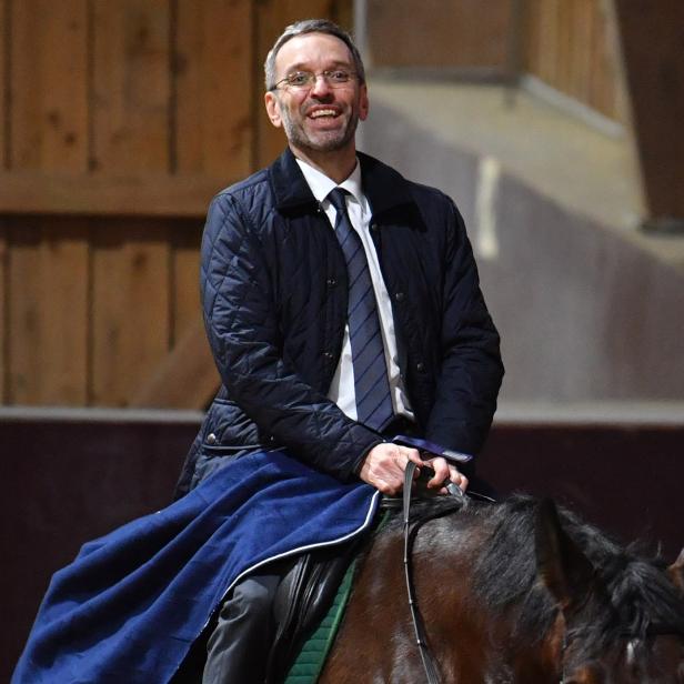 Herbert Kickl reitet in den Münchner Sonnenuntergang.