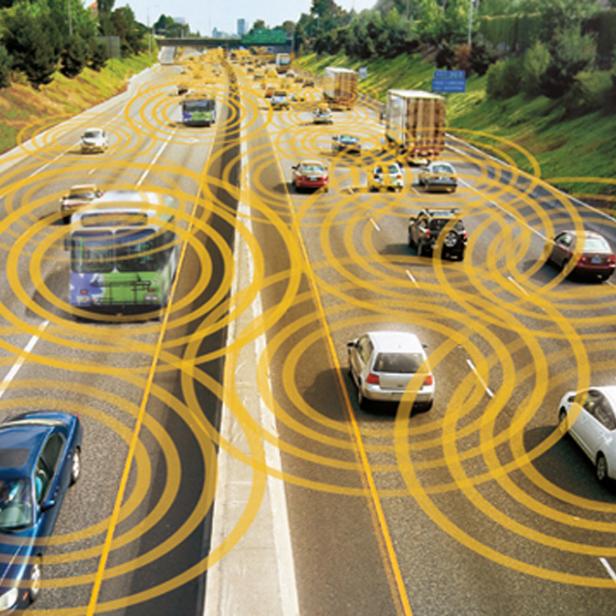 Bei V2X-Kommunikation (Vehicle-to-X) tauschen Fahrzeuge untereinander sowie mit der Straßeninfrastruktur automatisch Informationen aus 