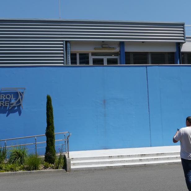 Vor dem CERN Control Centre, das sich auf französischem Staatsgebiet befindet