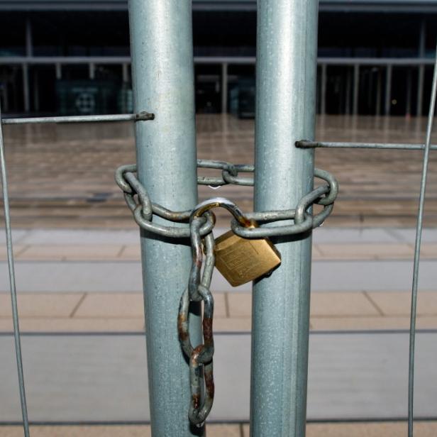 epa03528692 A chain lock is hung on a construction site fence outside at the terminal building of the new Berlin airport Berlin Brandenburg Willy Brandt (BER) in Schoenefeld, Germany, 09 January 2013. Berlin&#039;s new airport will not open until at least 2014 after the date was delayed for a fourth time, sparking protests that led the city mayor to cut his ties with the troubled project on 07 January 2013. In the planning since 1996, the airport - meant to become Germany&#039;s gateway to the world - has been plagued by cost overruns, delays and technical glitches, crucially a faulty fire safety system. When it eventually opens, Willy-Brandt Airport will replace Berlin&#039;s three smaller air hubs - Tegel, Schoenefeld and the now closed Tempelhof, made famous by the Cold War Berlin airlift. EPA/PATRICK PLEUL