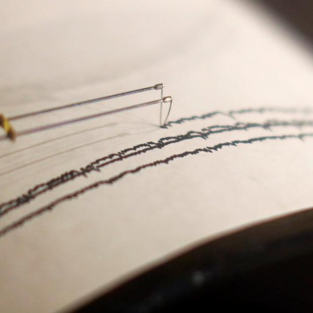 Ein funktionierender Seismograph wird in einer Ausstellung über Erdbeben während des Great ShakeOut Earthquake Drill im Discovery Cube Science Center in Santa Ana gezeigt.