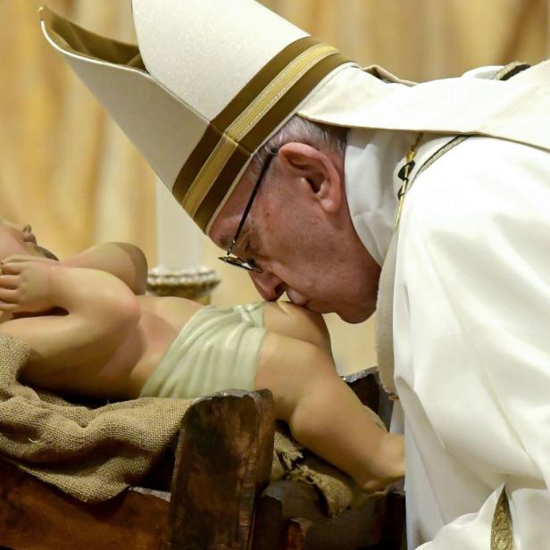 Papst Franziskus bei der jährlichen Christmette im Petersdom