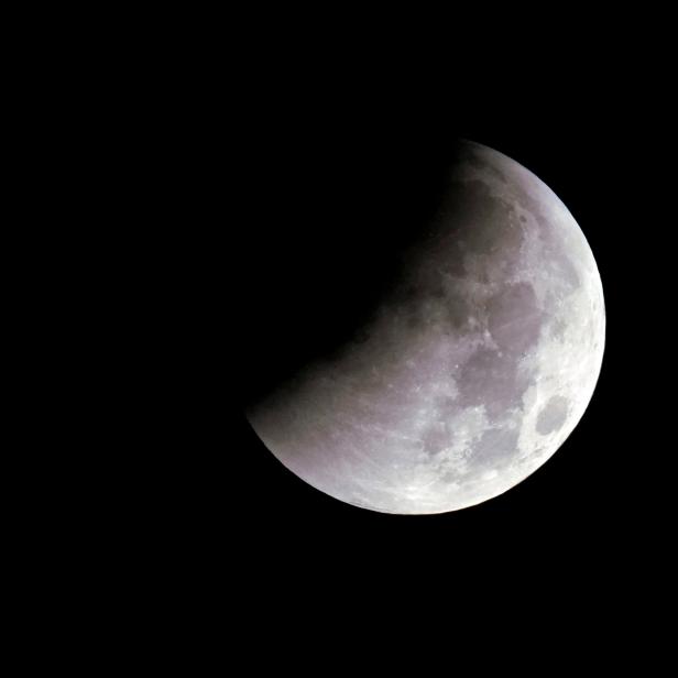 Die Mondsichel ist während einer Mondfinsternis über Shanghai zu sehen.