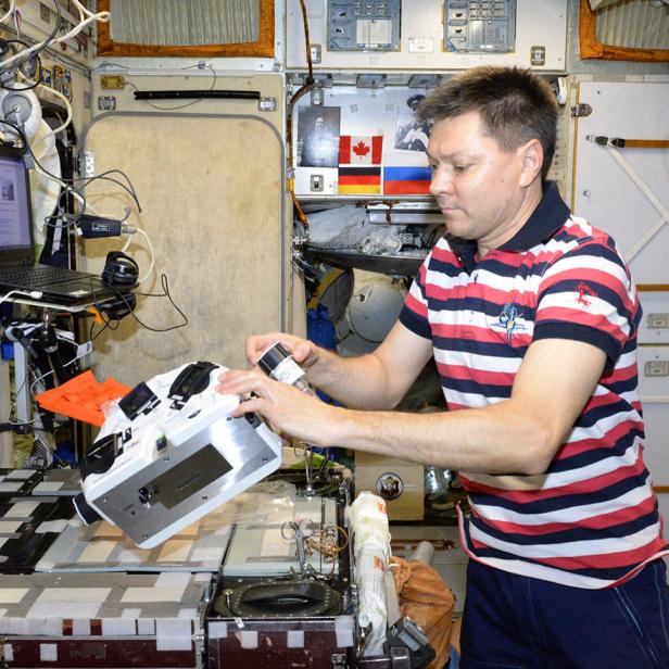 Ein Astronaut arbeitet an einem Gerät in der Internationalen Raumstation.