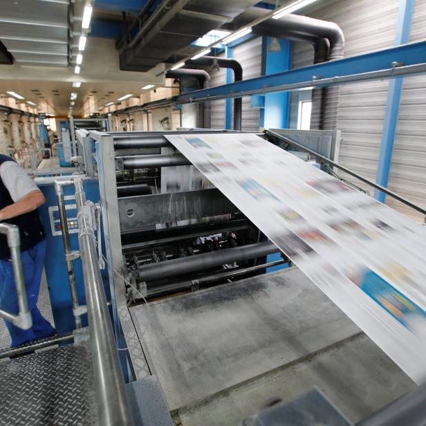 A staff loads a printing plate in the KBA rotary press at the Centre d'Impression Lausanne in Bussigny