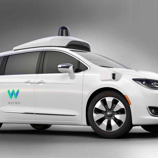 googles-driverless-waymo-based-on-chrysler-pacifica-hybrid.jpg