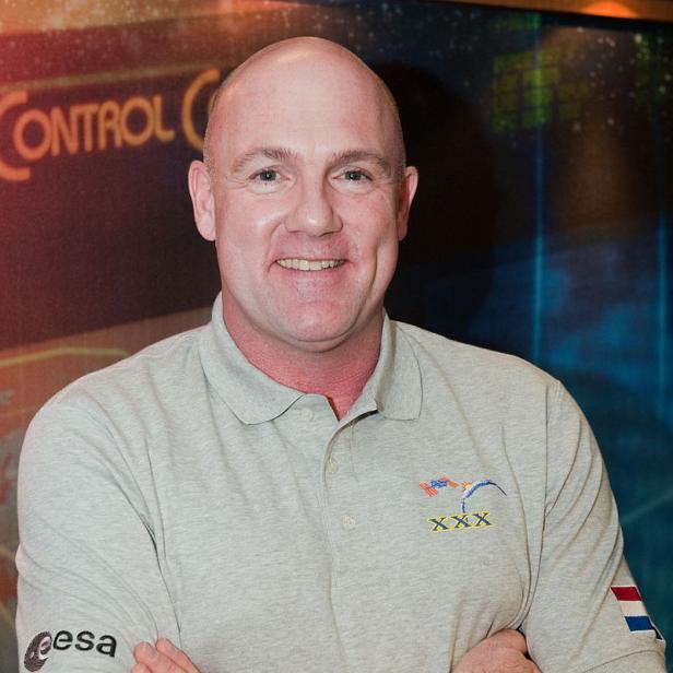 Ein Mann mit verschränkten Armen vor einer Wand mit der Aufschrift „Control Center“.