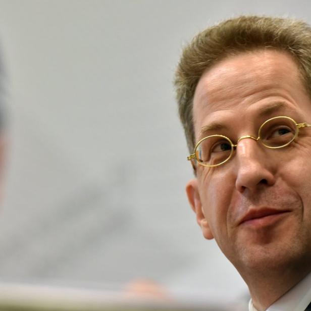 Hans-Georg Maaßen mit goldenen, ovalen Brillengläsern.