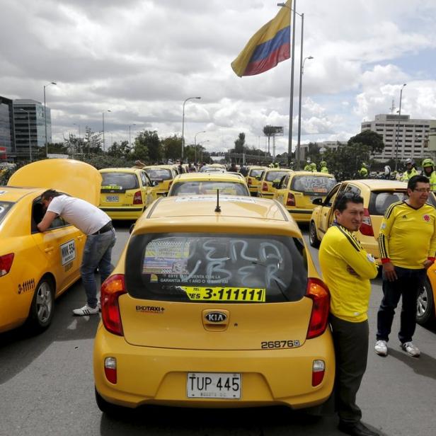 Frustrierte Taxifahrer protestieren in Kolumbien gegen Uber.