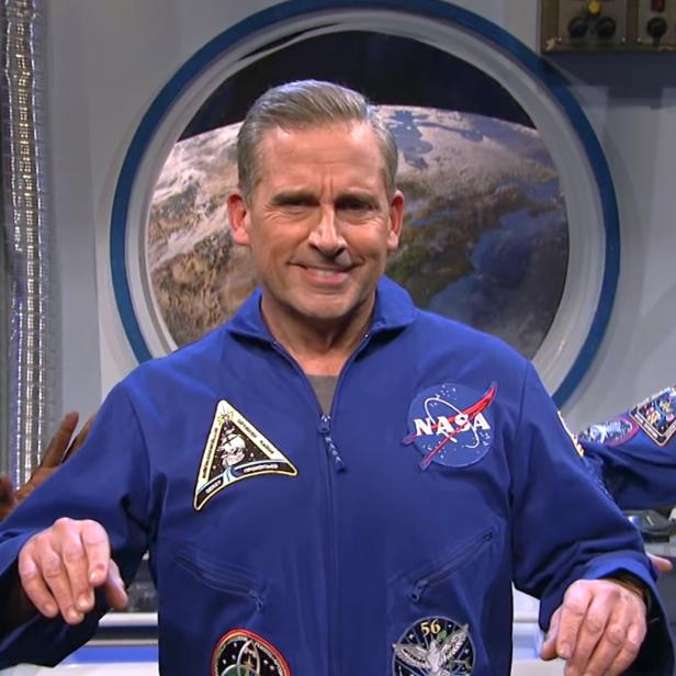 Steve Carell (Mitte) schlüpfte unlängst für Saturday Night Live in die Rolle eines Astronauten