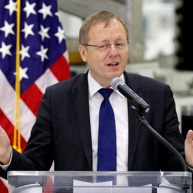 ESA- und NASA-Beamte nehmen an der Zeremonie zur Ankunft des europäischen Servicemoduls im Kennedy Space Center teil.