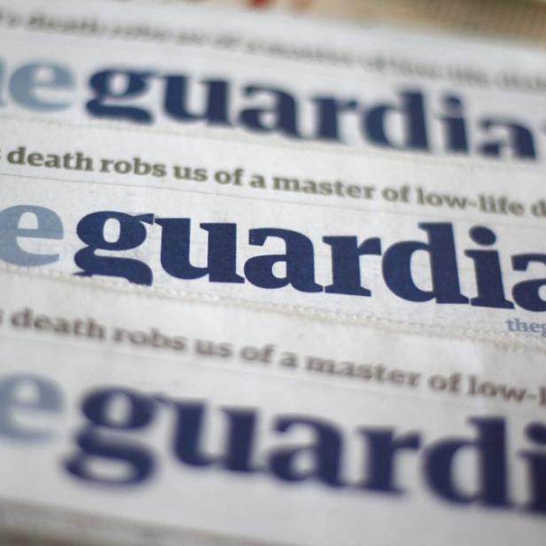 Copies of the Guardian newspaper are displayed at a news agent in London August 21 2013. British Prime Minister David Cameron ordered his top civil servant to try to stop revelations flowing from the Guardian newspaper about U.S. and British surveillance programmes, two sources with direct knowledge of the matter said. REUTERS/Suzanne Plunkett (BRITAIN - Tags: MEDIA POLITICS)