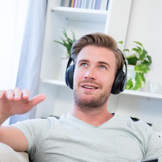 Over-Ear-Kopfhörer bedecken die gesamte Ohrmuschel