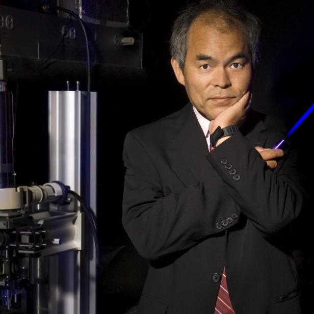Professor Shuji Nakamura mit einer Blue-Laser LED. der japanische Wissenschaftler hat zusammen mit Isamu Akasaki und Hiroshi Amano den Physik-Nobelpreis für die blau leuchtenden LEDs gewonnen.
