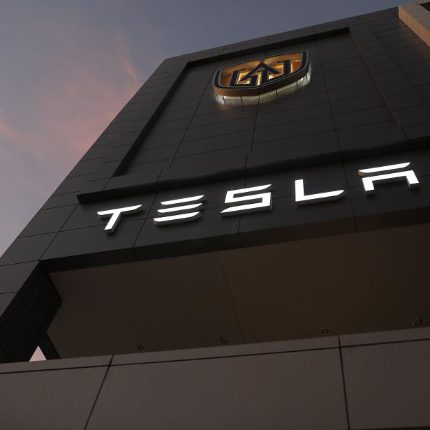 US-TESLA-STOCK-FALLS-AS-COMPANY'S-Q4-NUMBERS-MISS-EXPECTATIONS