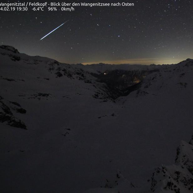 Nachtaufnahme des Wangenitztals mit Sternenhimmel und einer Sternschnuppe.