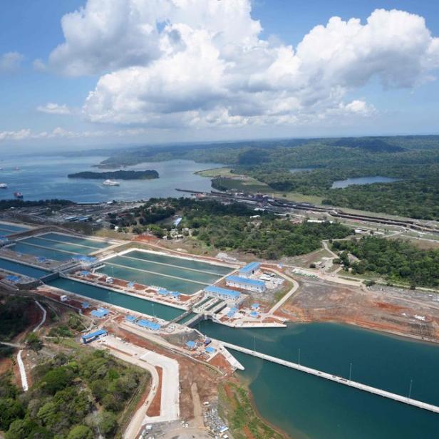 Luftaufnahme des Panamakanals mit mehreren Schiffen im Gatunsee.
