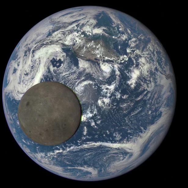 Die Erde und der Mond sind vor dem Hintergrund des Weltraums zu sehen.