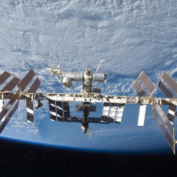 Die Internationale Raumstation ISS über der Erde.