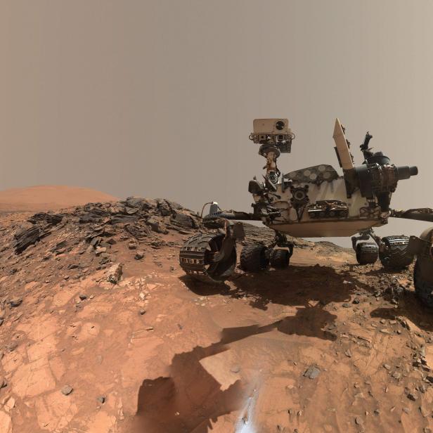 Der Mars-Rover „Curiosity“ auf der Oberfläche des Planeten Mars.