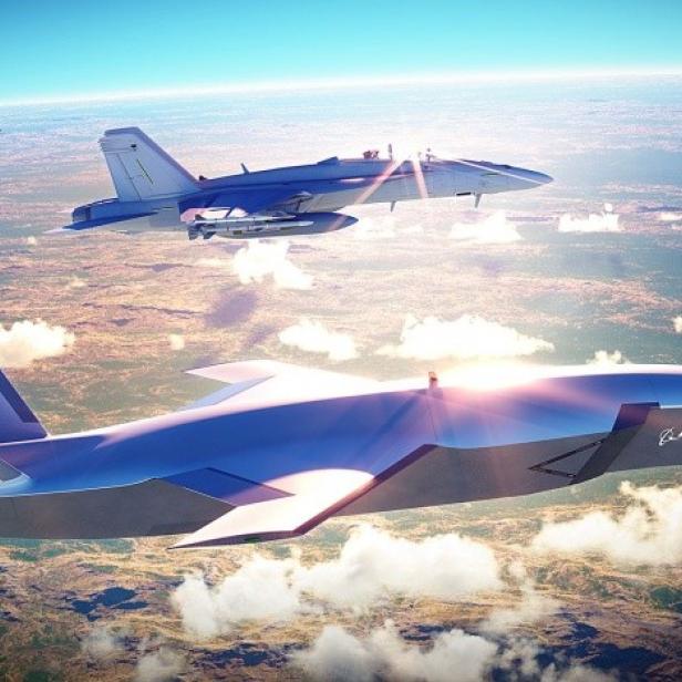 Mehrere Kampfflugzeuge, darunter eine Boeing, fliegen über den Wolken.