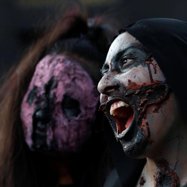 Frauen, die als Zombies verkleidet sind, nehmen an einem jährlichen Zombie Walk in Mexiko-Stadt teil.