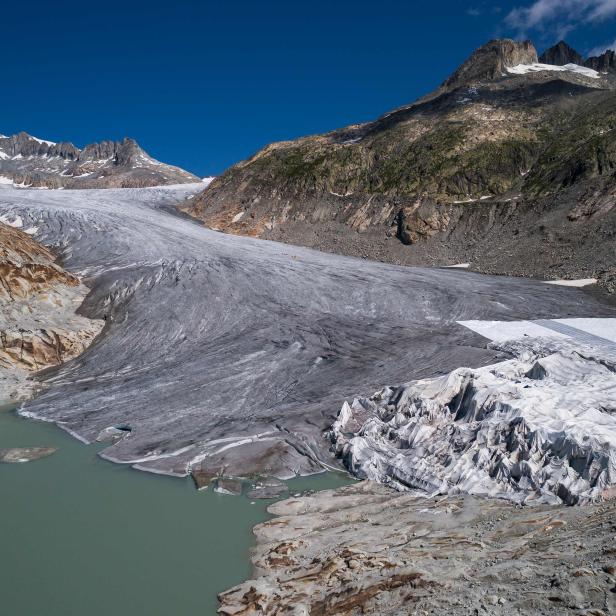 FILES-SWITZERLAND-ENVIRONMENT-CLIMATE-MOUNTAINS-GLACIER