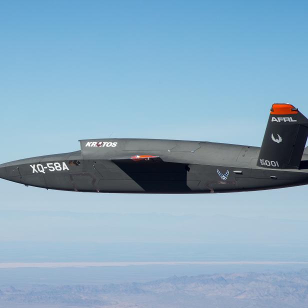 Die XQ-58A Valkyrie Kampfdrohne der US Air Force im Flug