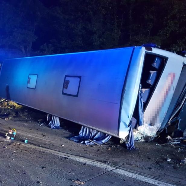 NIEDERÖSTERREICH: AUTOBUS UND LKW AUF A1 BEI MELK UMGESTÜRZT